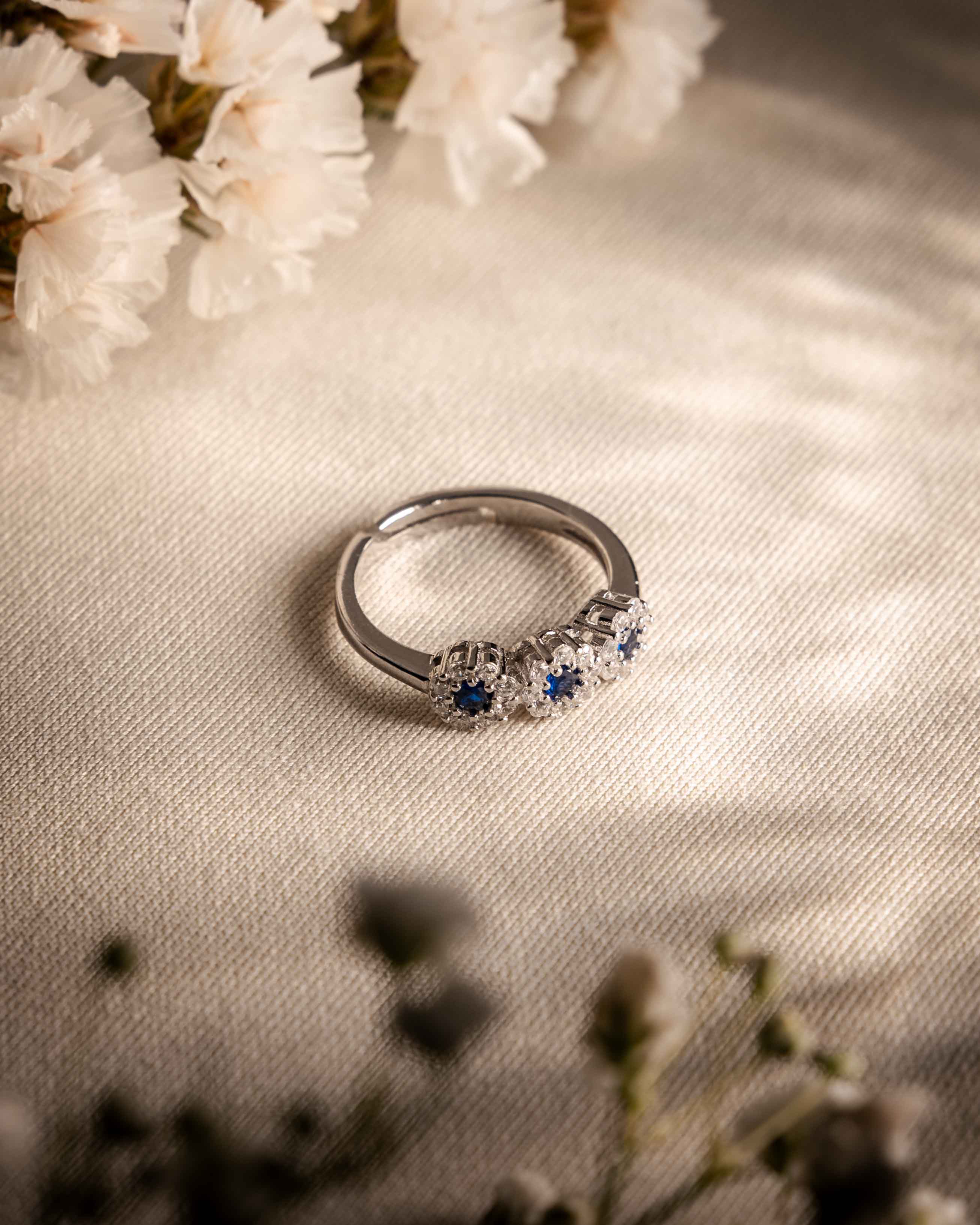 ANELLO TRILOGY FIORI IN ARGENTO 925 E ZIRCONI BIANCHI E BLU