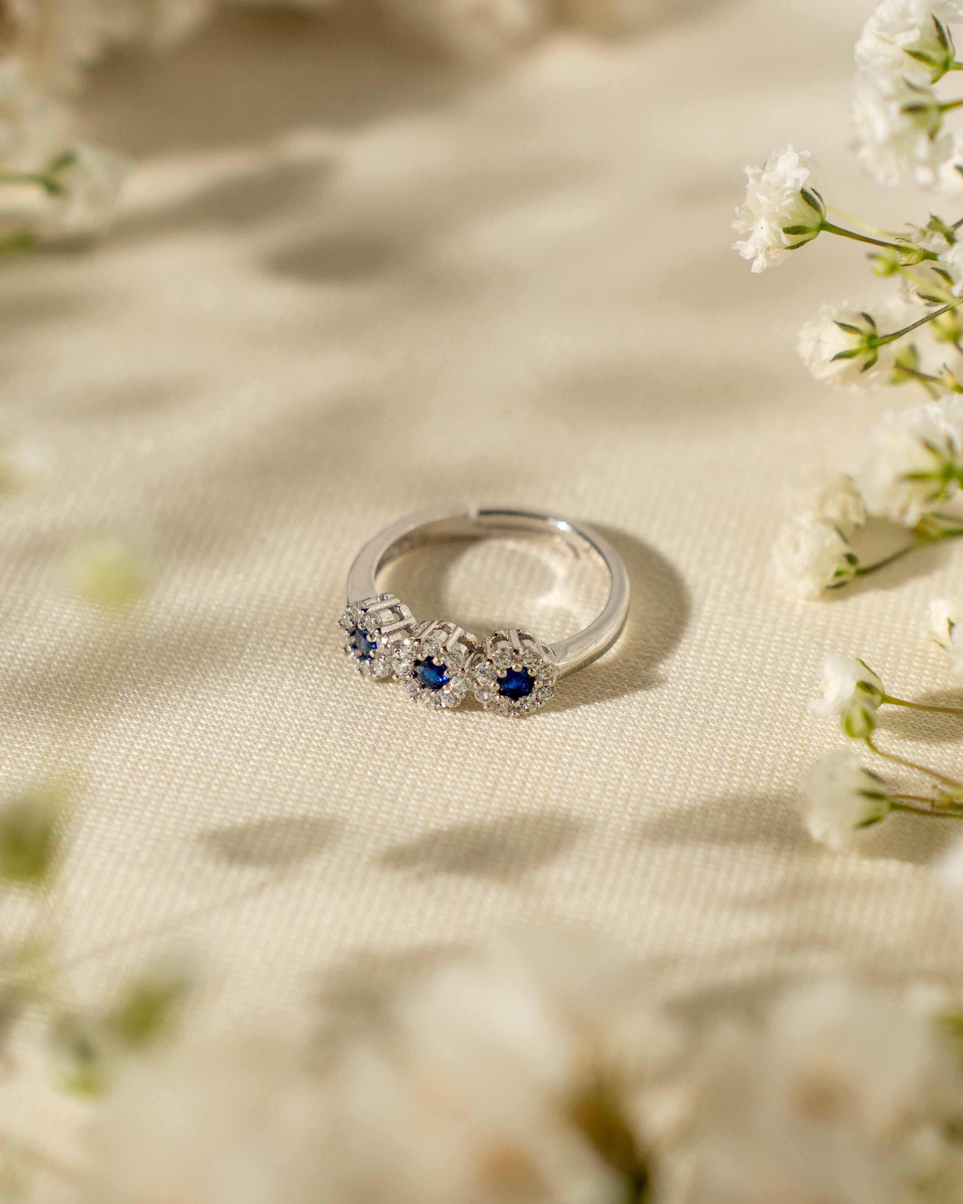 ANELLO TRILOGY FIORI IN ARGENTO 925 E ZIRCONI BIANCHI E BLU