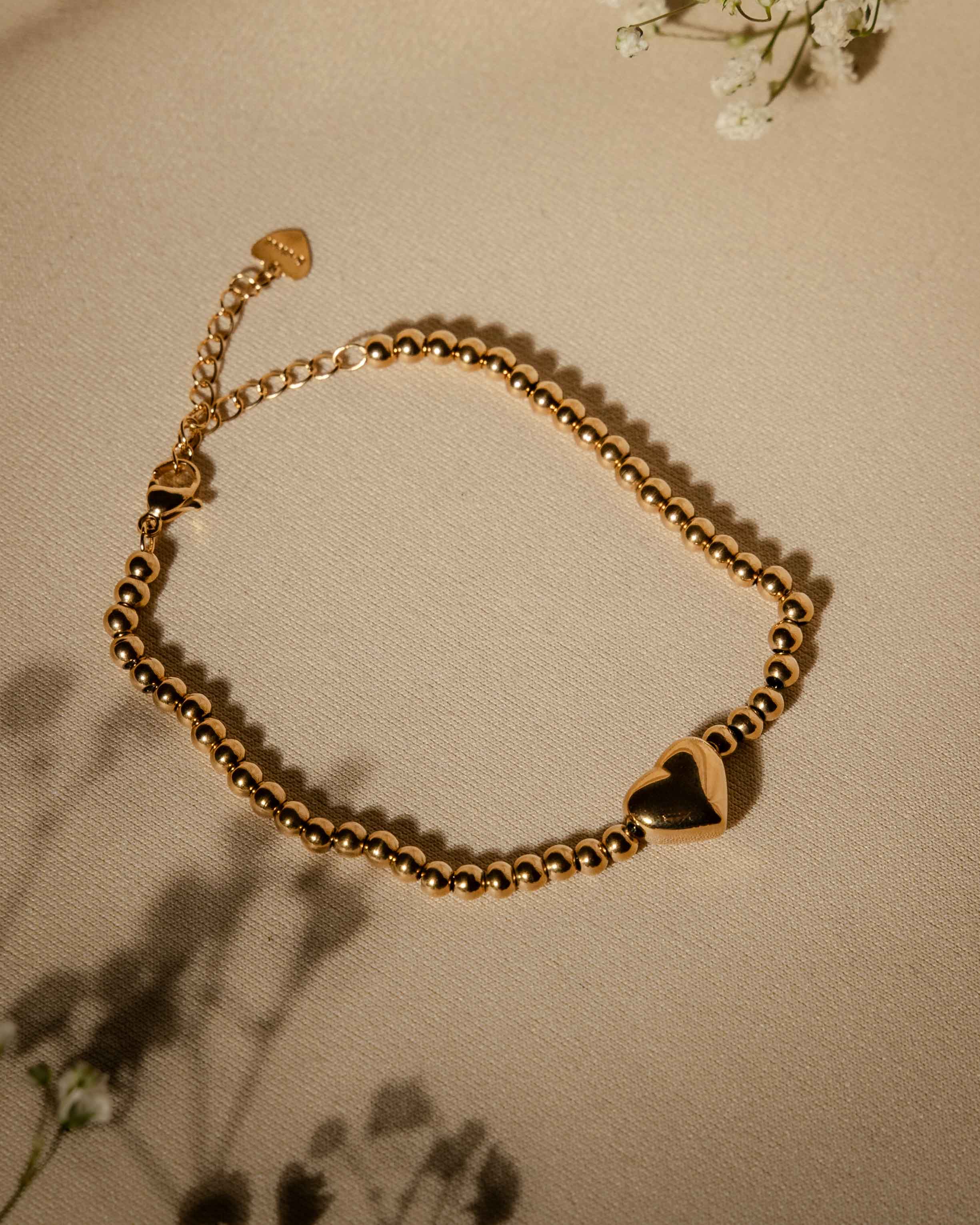 BRACCIALE ELDA ORO CUORE BOMBATO E PERLINE IN ACCIAIO.