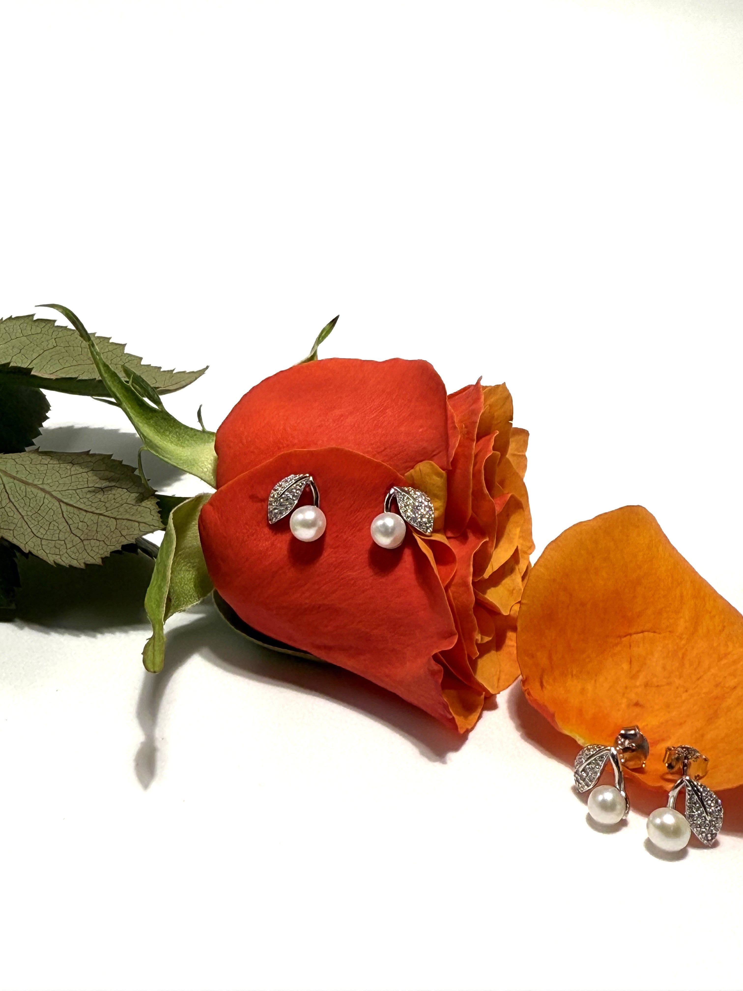 ORECCHINI CHERRY CON PERLA E FOGLIA ZIRCONATA IN ARGENTO 925