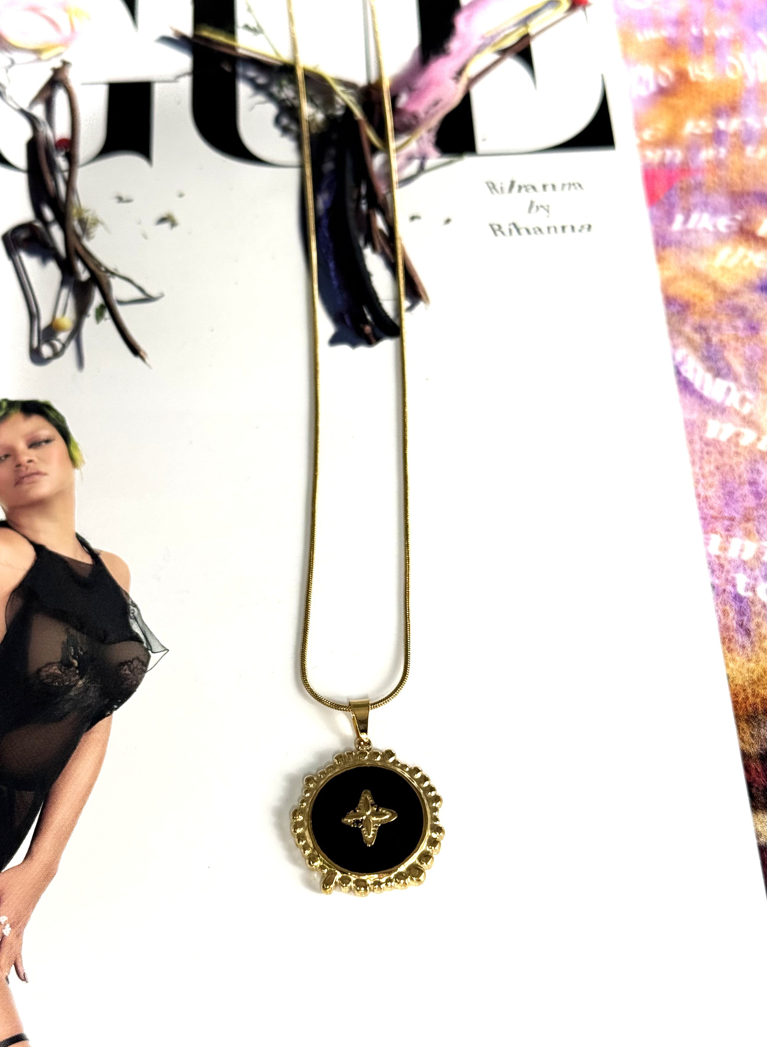 COLLANA MEDAGLIA TONDA SMALTATA NERA CROCE GOLD ACCIAIO 304