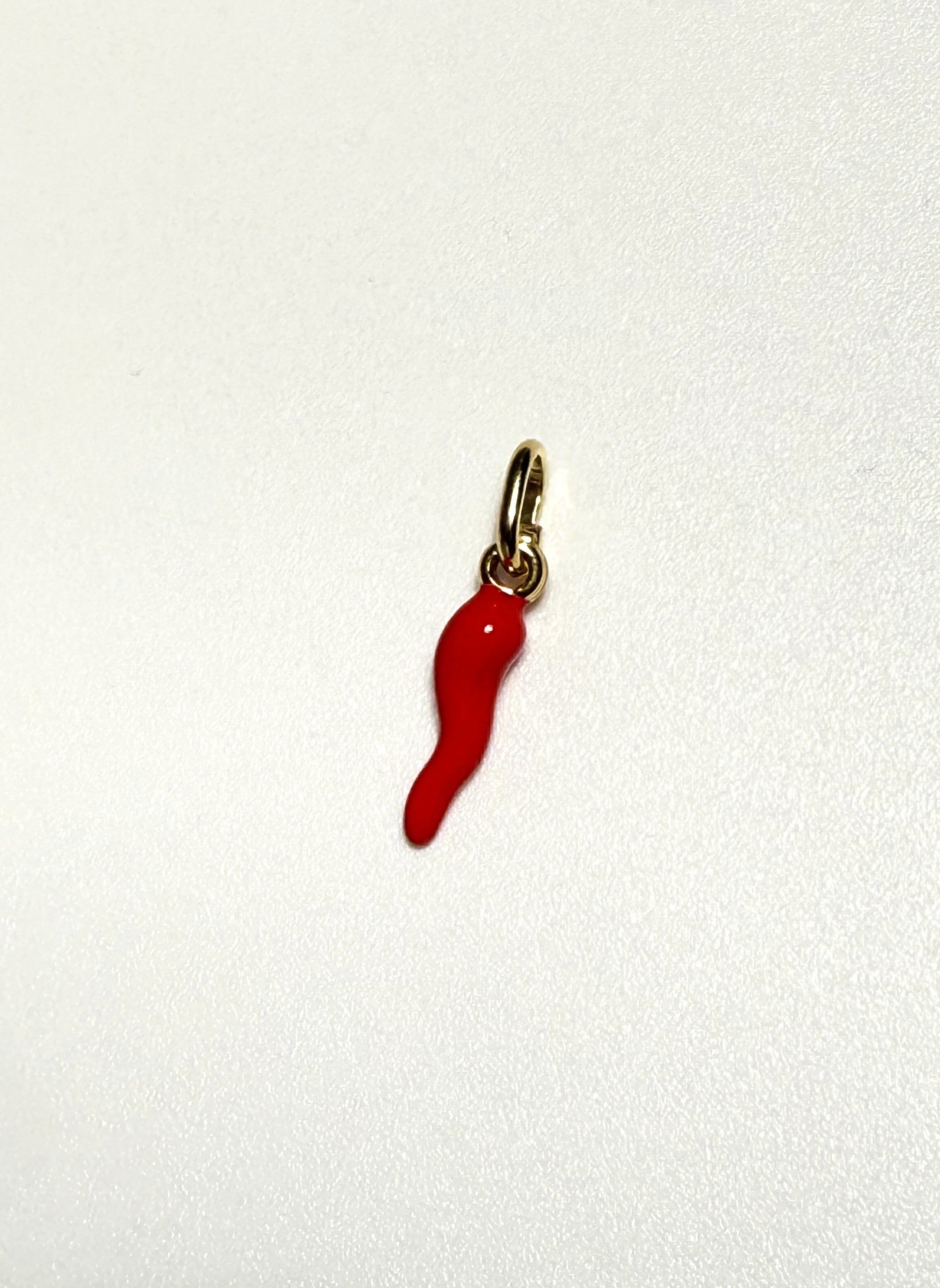CIONDOLO CORNO SCARAMANTICO SMALTATO ROSSO CON CONTROMAGLIA PLACCATO ORO IN ARGENTO 925