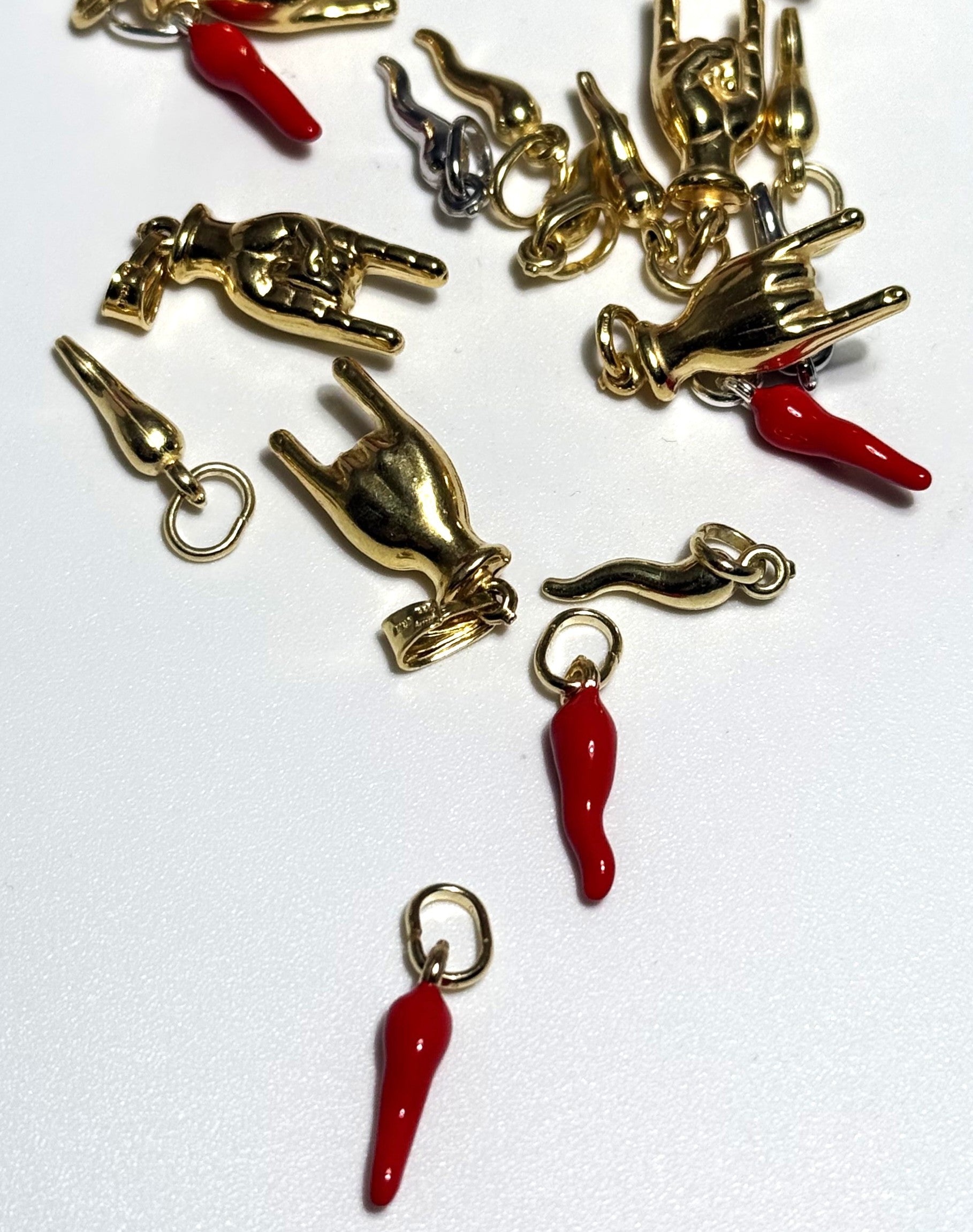 CIONDOLO CORNO SCARAMANTICO SMALTATO ROSSO CON CONTROMAGLIA PLACCATO ORO IN ARGENTO 925