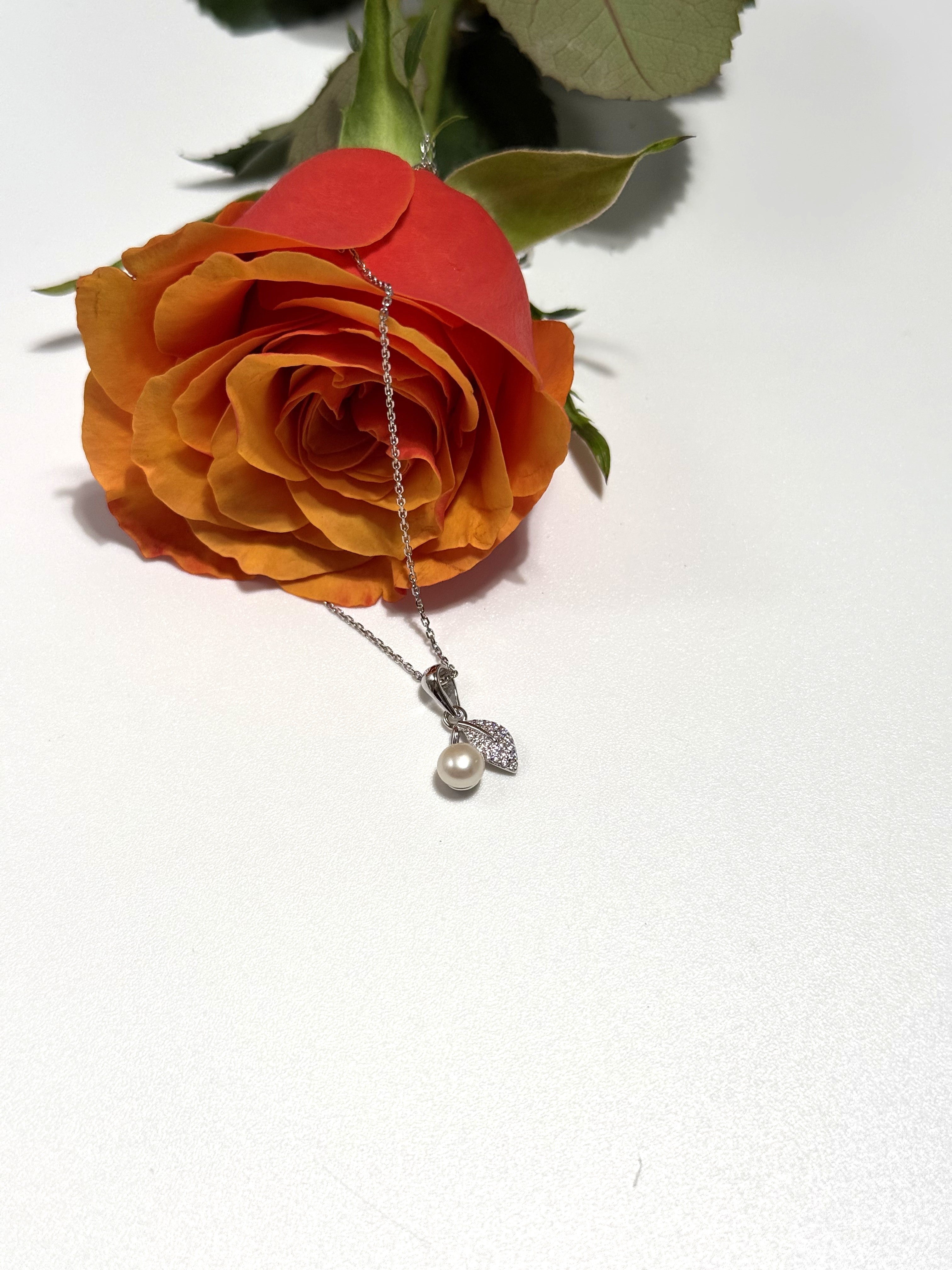 COLLANA CHERRY CON PERLA E FOGLIA ZIRCONATA CATENA FORZATINA IN ARGENTO 925