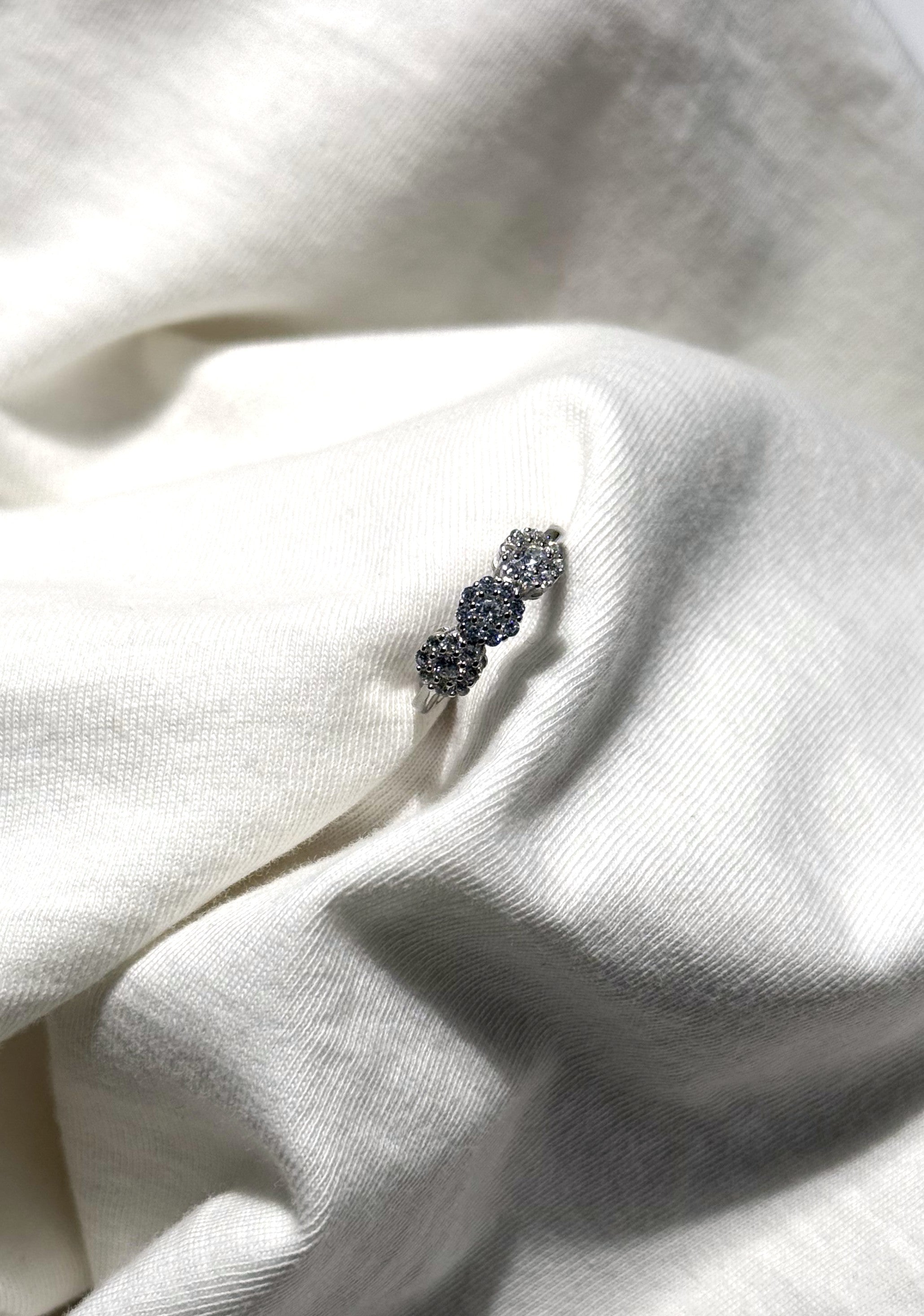 ANELLO TRILOGY FIORI IN ARGENTO 925 E ZIRCONI BIANCHI