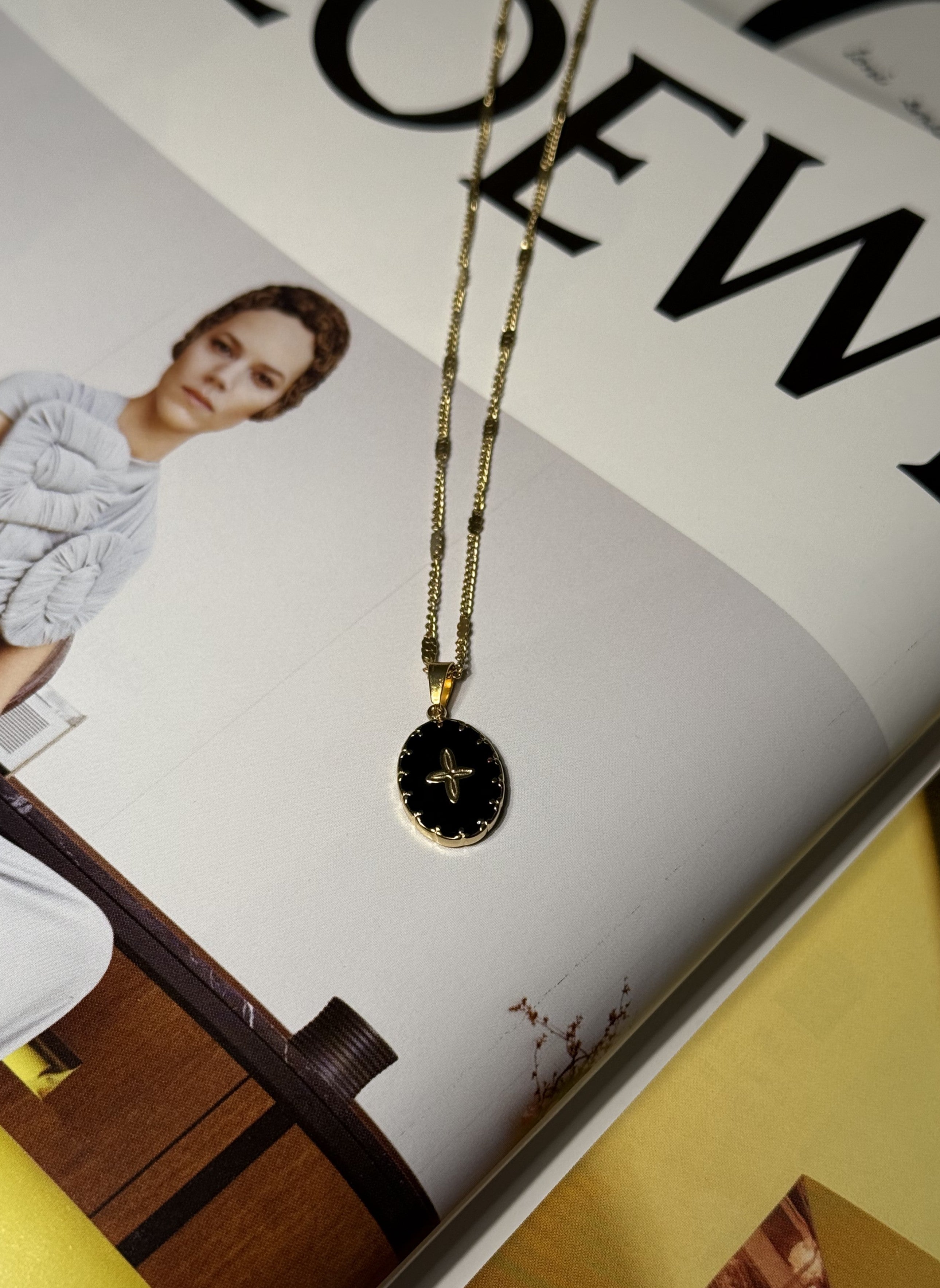 COLLANA MEDAGLIA OVALE SMALTATA NERA CROCE GOLD ACCIAIO 304