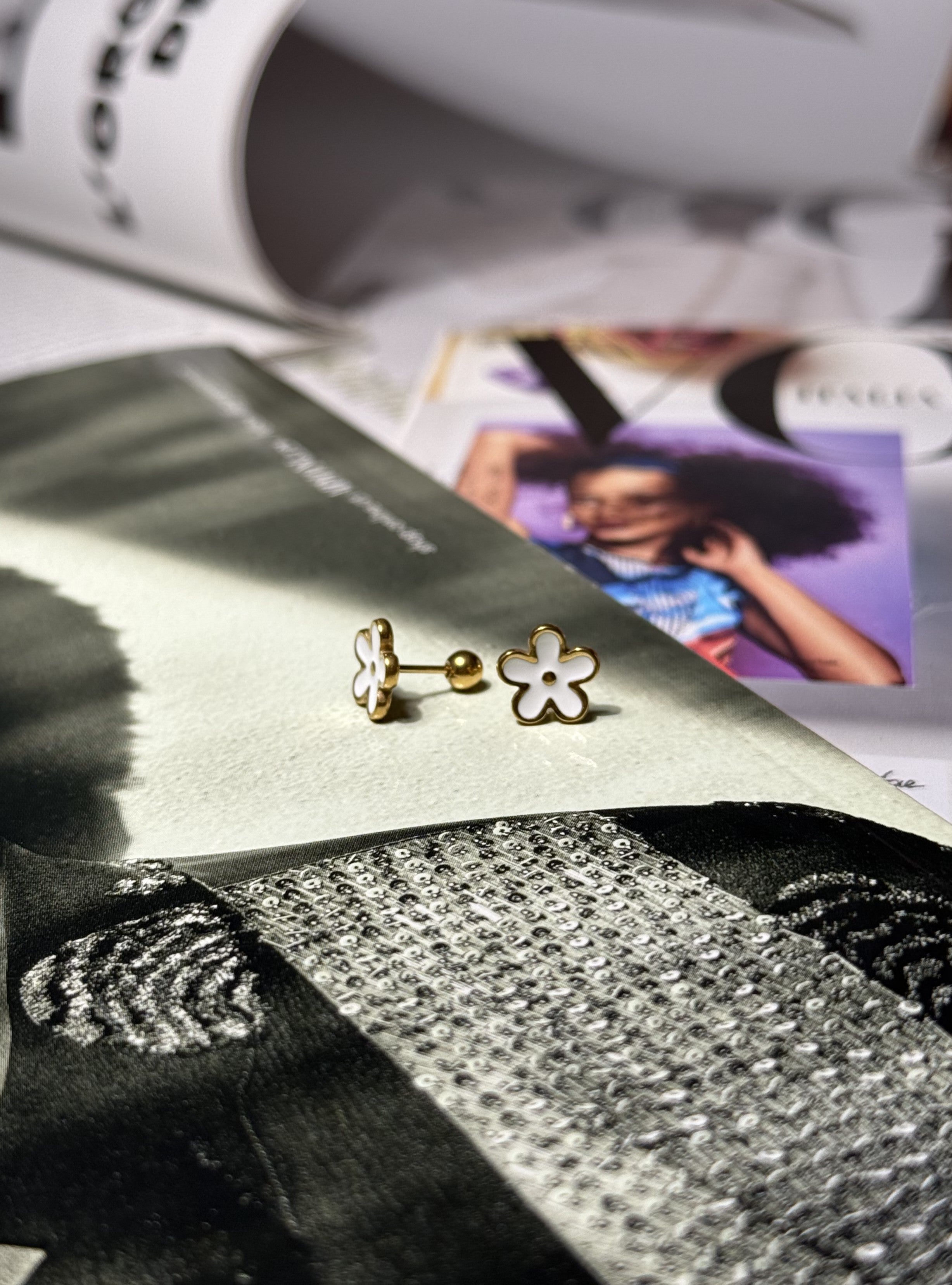 ORECCHINO LABRET FIORE SMALTATO BIANCO ACCIAIO 304 GOLD 1 pezzo