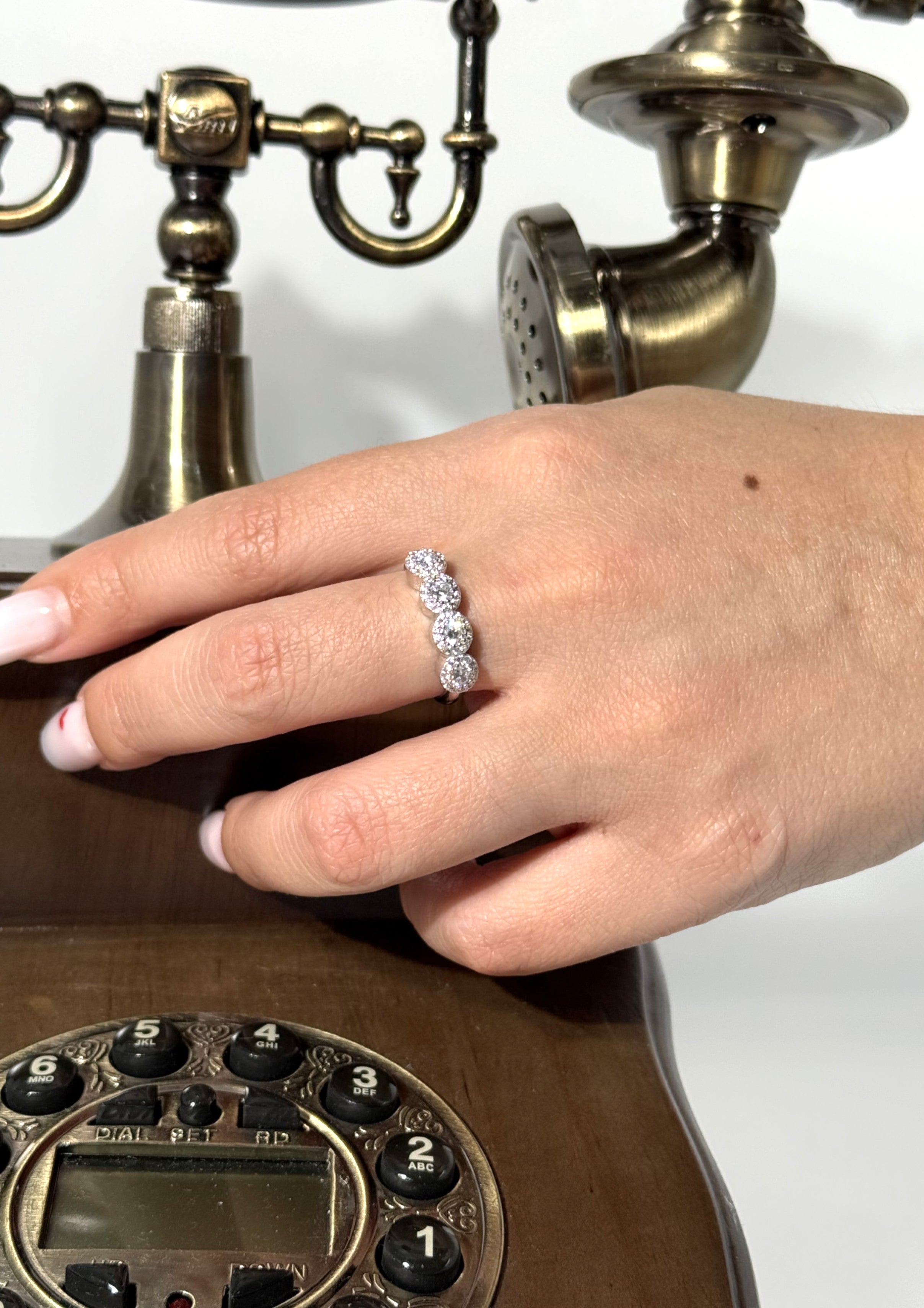 ANELLO JADE CENTRO E CONTORNO ZIRCONI BIANCHI IN ARGENTO 925