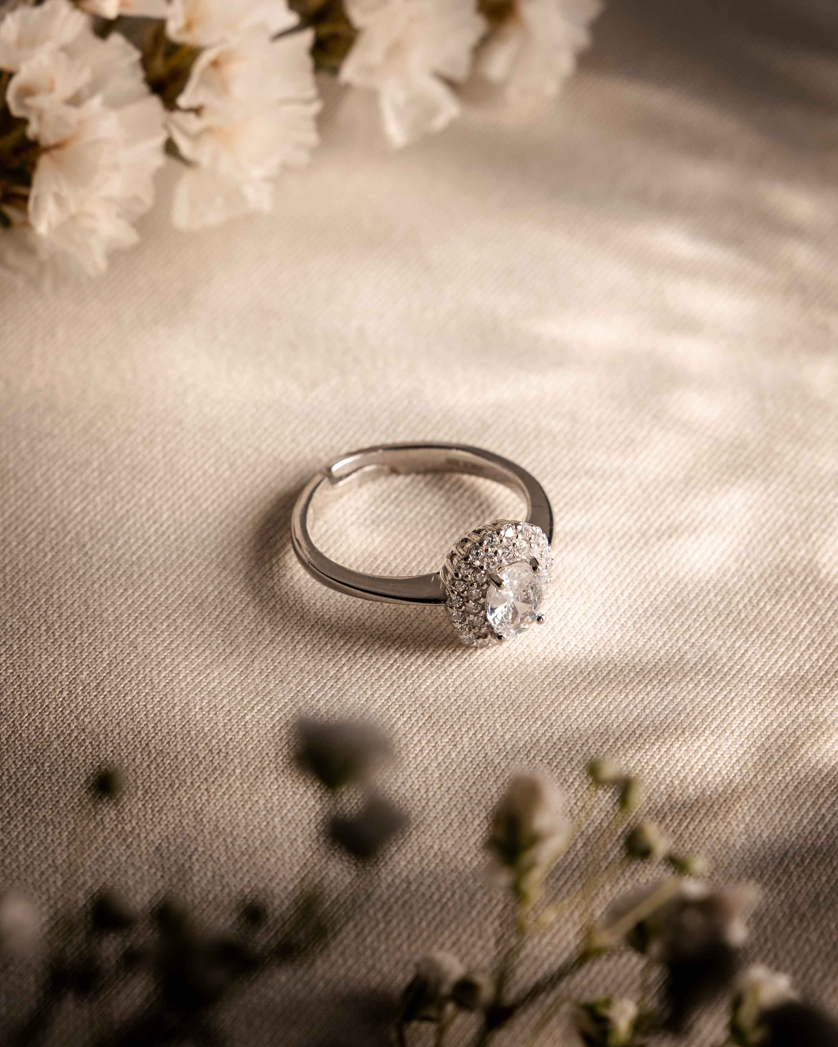 ANELLO VALE CUSCINO ZIRCONI BIANCHI IN ARGENTO 925