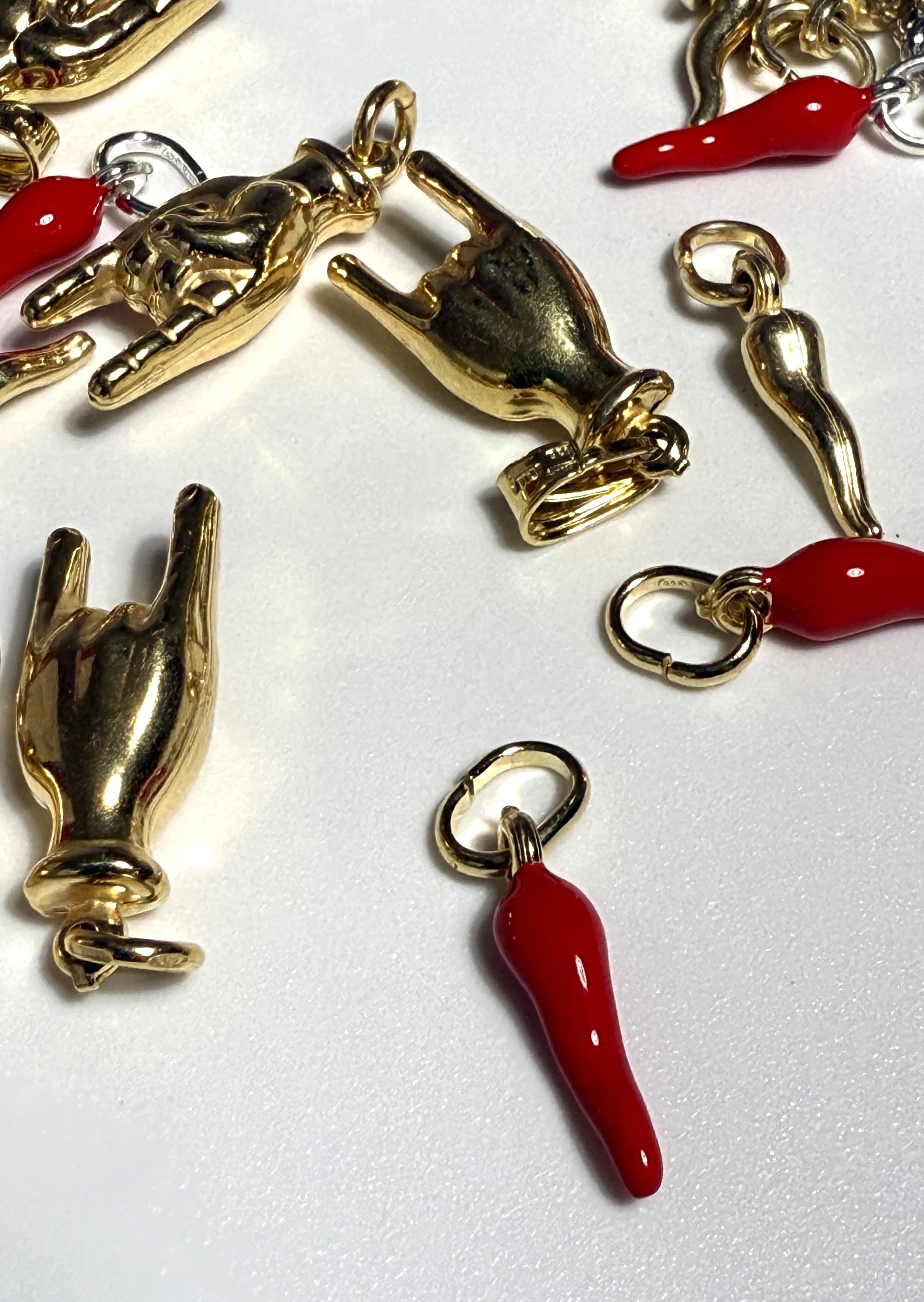 CIONDOLO CORNO SCARAMANTICO SMALTATO ROSSO CON CONTROMAGLIA PLACCATO ORO IN ARGENTO 925