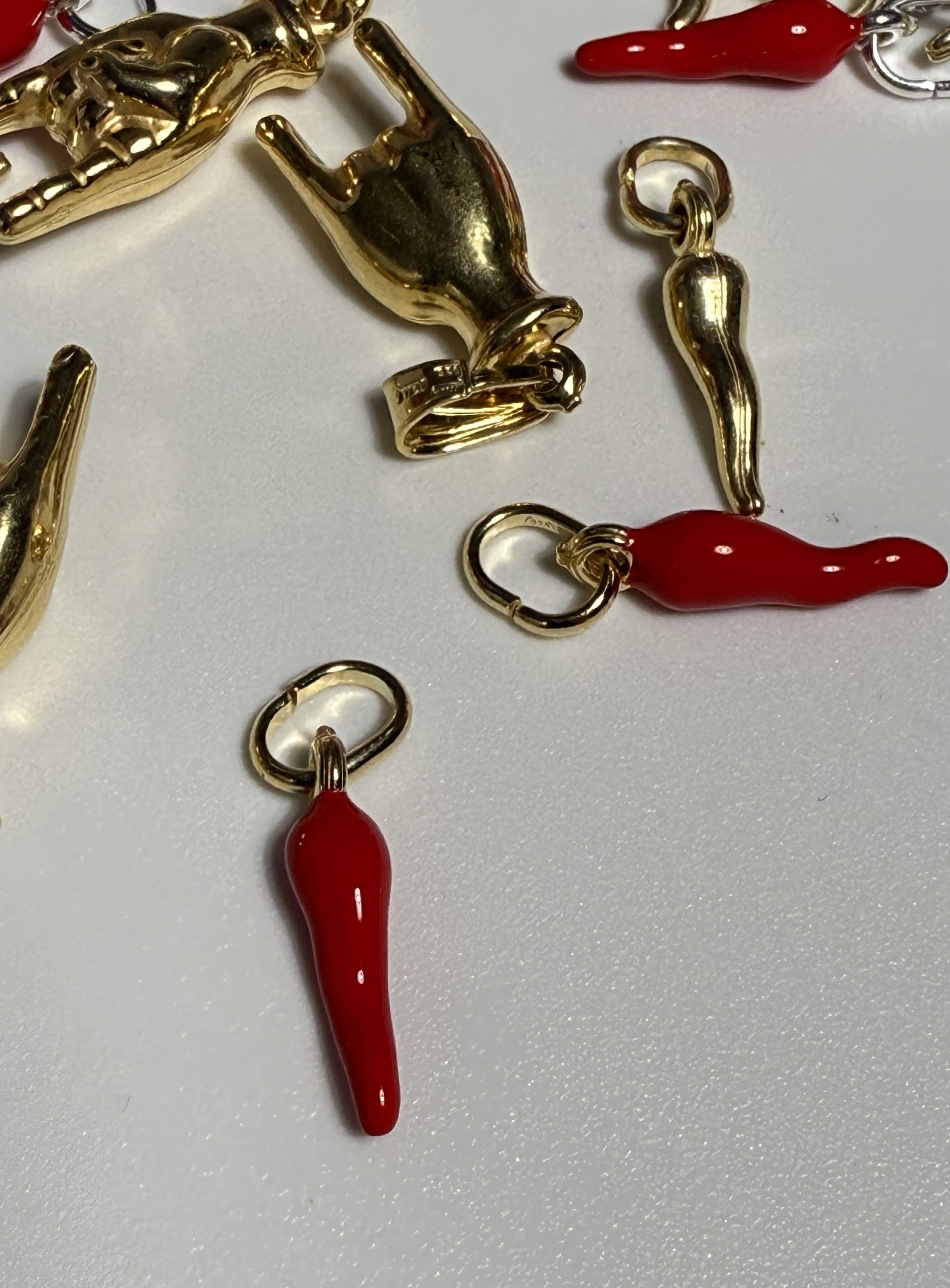 CIONDOLO CORNO SCARAMANTICO SMALTATO ROSSO CON CONTROMAGLIA PLACCATO ORO IN ARGENTO 925